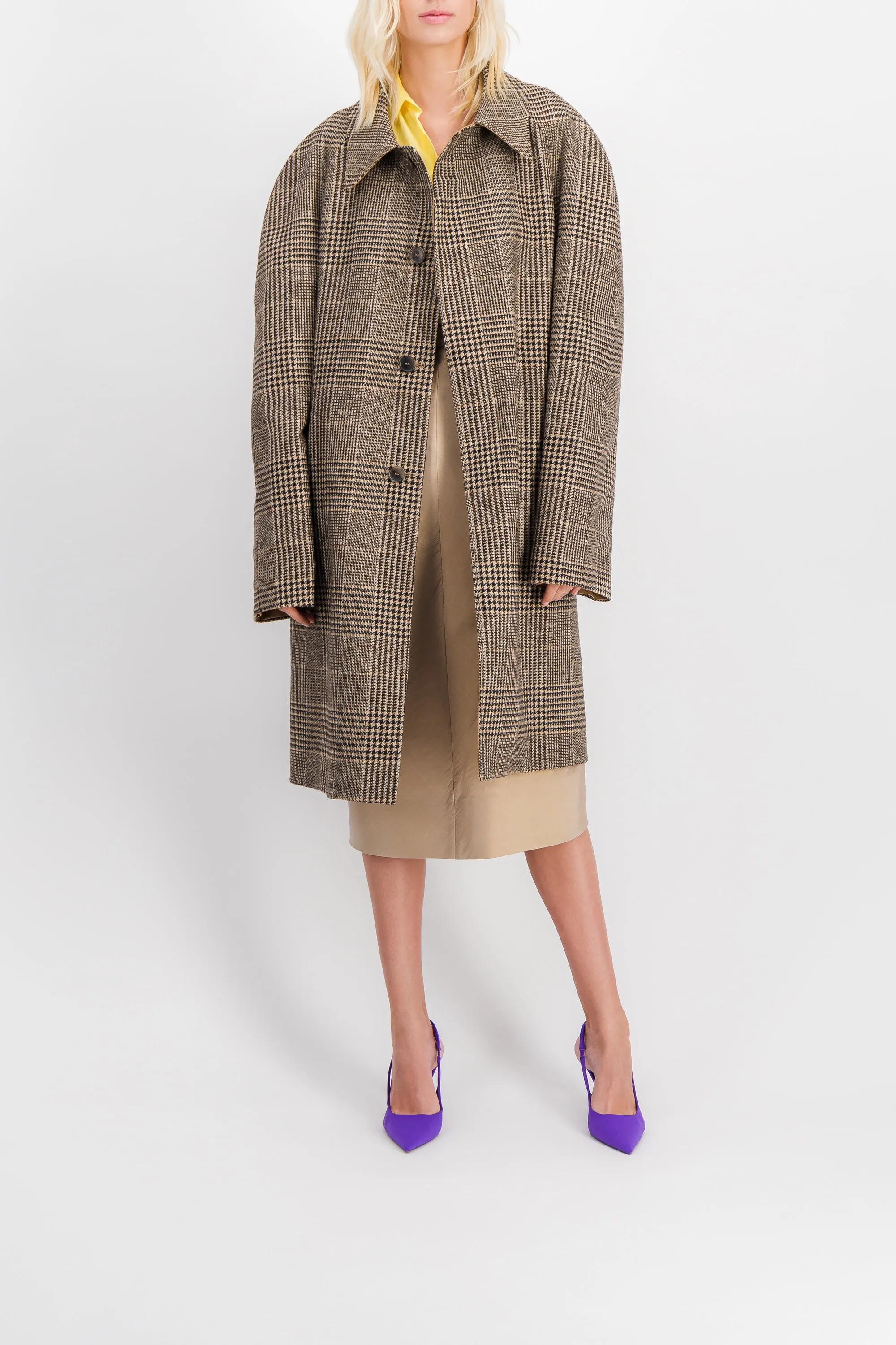 Short checked trench coat with wide sleeves