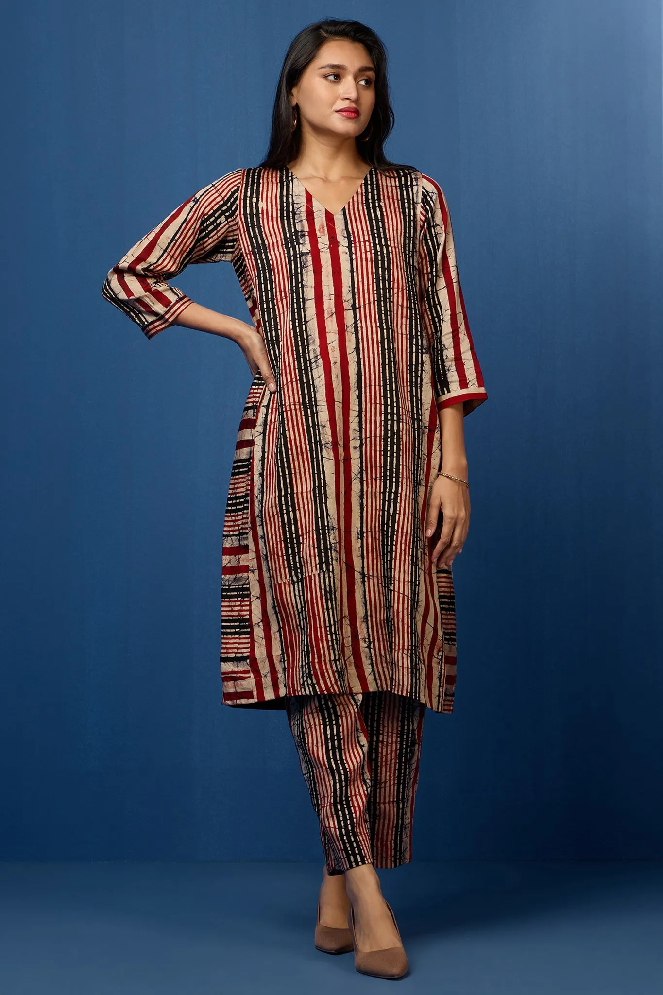 v-neck kurta with side panels and pockets - crimson noir & bold strokes