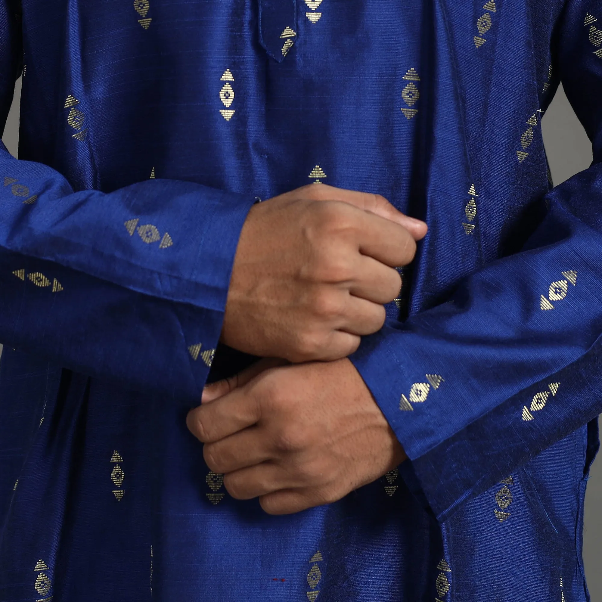 Zari Buti Spun Dupion Viscose Silk Plain Men Kurta 03